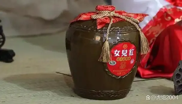 酿酒师在传统酒坊中对冬酿女儿红进行开耙操作_1