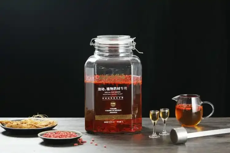 南楼山酿酒师展示用于泡酒的田七药材与陶瓷酒坛_1