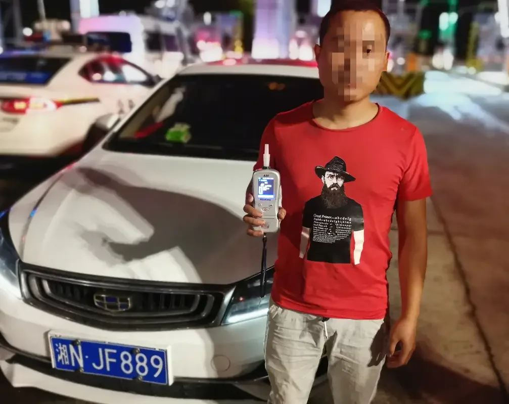 一本翻开的机动车驾驶证，旁边放着一本道路交通安全法，象征酒驾后恢复驾驶证需要重新学习和遵守法规_1