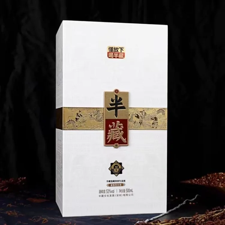 一杯晶莹的茅台镇酱香酒静置于酿酒车间背景前，旁边是酿酒师的笔记。_1