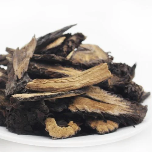 一个装有淫羊藿、锁阳、肉苁蓉浸泡药酒的透明玻璃罐特写_1