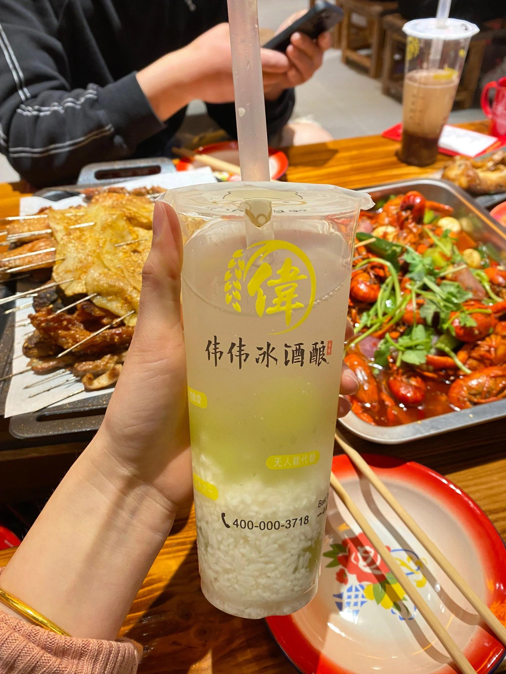 一碗诱人的醪糟（甜酒酿）与酒精测试仪并置，直观展示食品与酒驾检测的关系_1