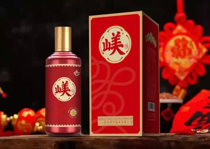 酿酒师品鉴矛粮赋酒，酒杯置于酿酒车间环境中，展示酒体色泽与质感。_1