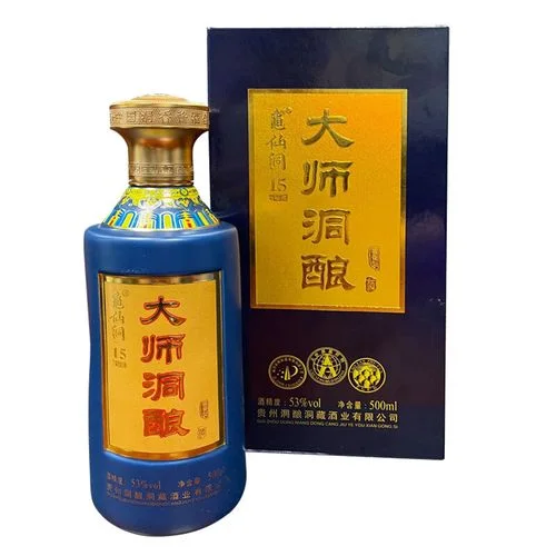 资深酿酒师在酒窖中专注品鉴大师酿造酒，观察酒液色泽与香气_1