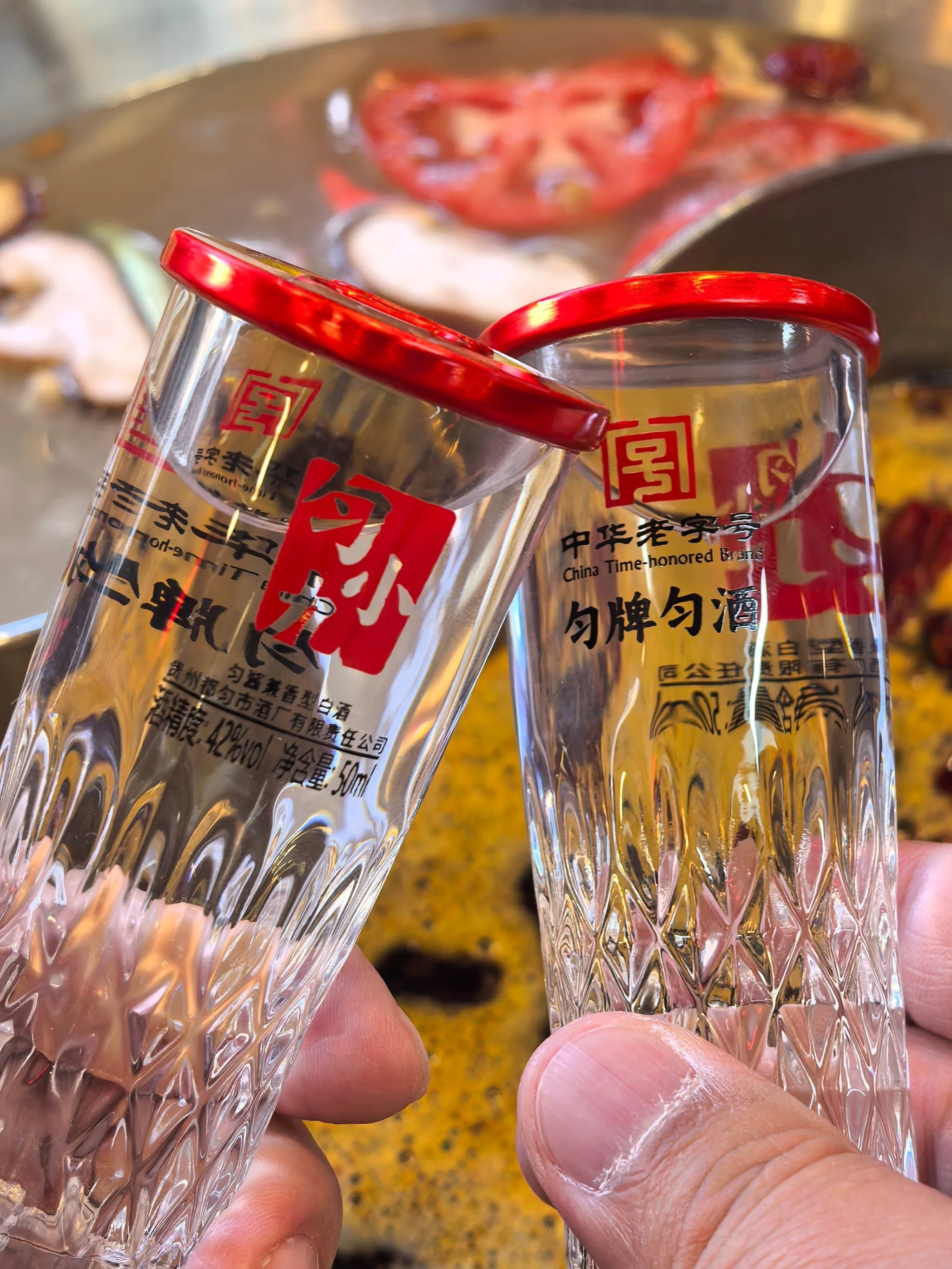 两个用于储存自制白酒的陶土酒坛，展示了家庭传统储酒的正确方式。_1