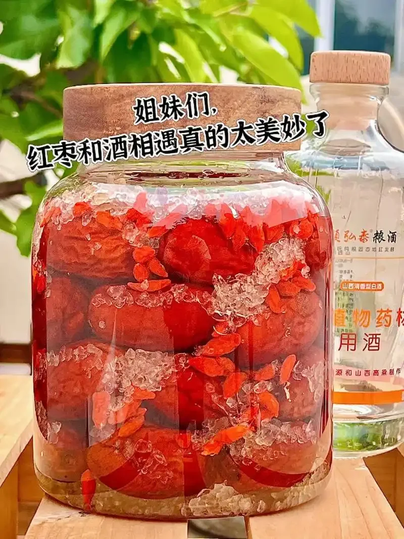 家庭红枣酿酒过程特写：装满红枣的玻璃发酵罐正在发酵_1