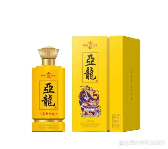 一瓶黔朝御品酱香型白酒静置于酿酒原料旁，展示其经典包装与微黄酒液。_1