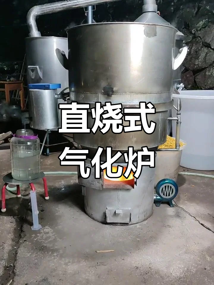 一套完整的小型家庭或小作坊用葡萄酒酿造设备，包括破碎机、发酵罐、压榨机和储酒容器，摆放在工作台上。_1