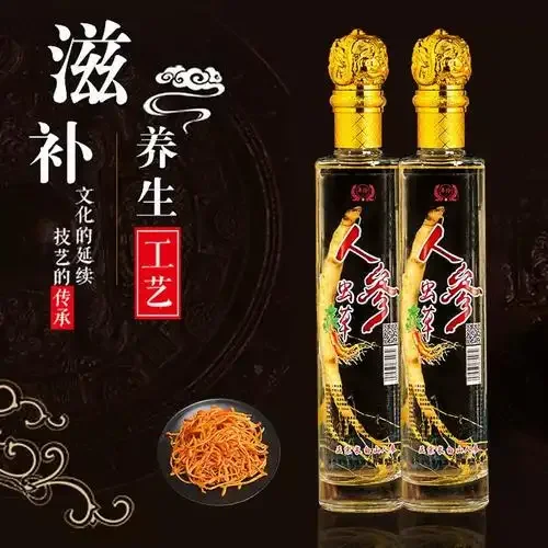 人参和蛹虫草在玻璃泡酒罐中浸泡的特写照片，展示家庭自酿养生酒的场景_1