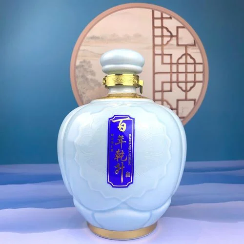 酿酒工作台上展示乾粮酒核心成本要素：高粱、酒曲、计算工具和刚酿造出的新酒。_1