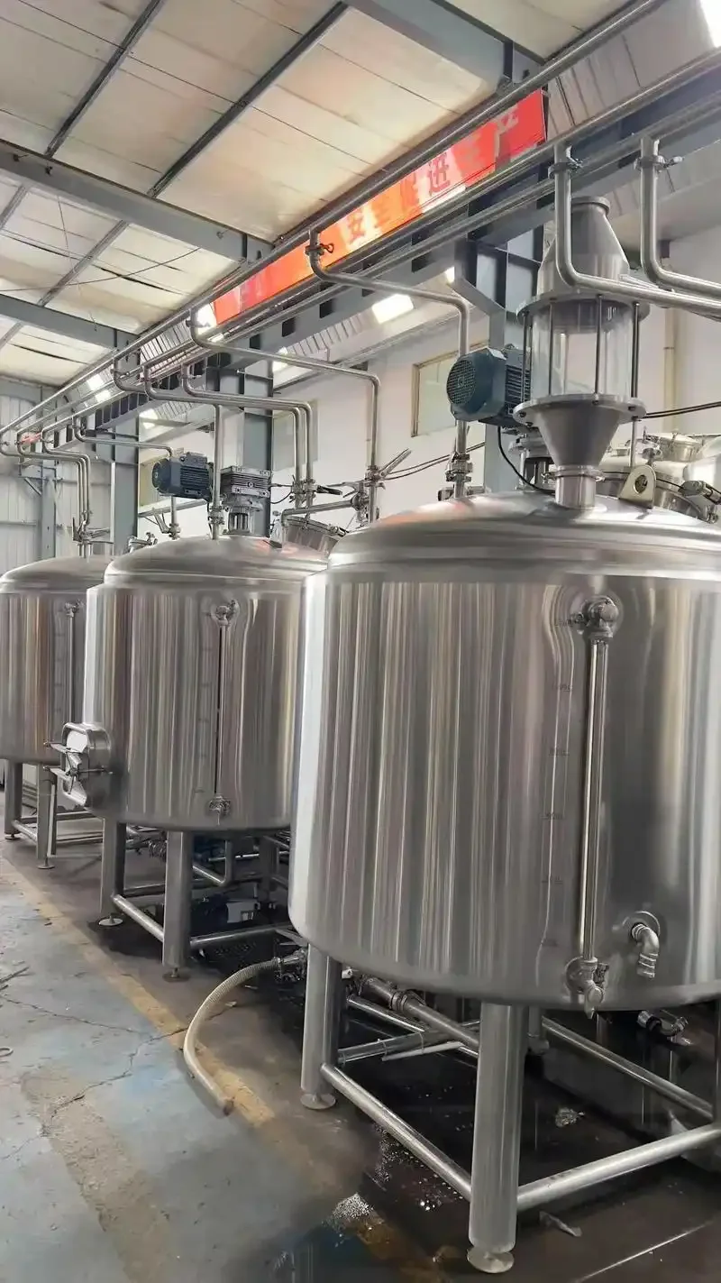 精酿啤酒糖化煮沸发酵设备在工作间示意图_1