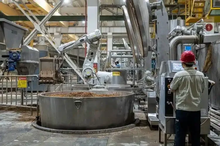 酿酒师正在仔细检查不锈钢生料酿酒设备的工艺细节_1