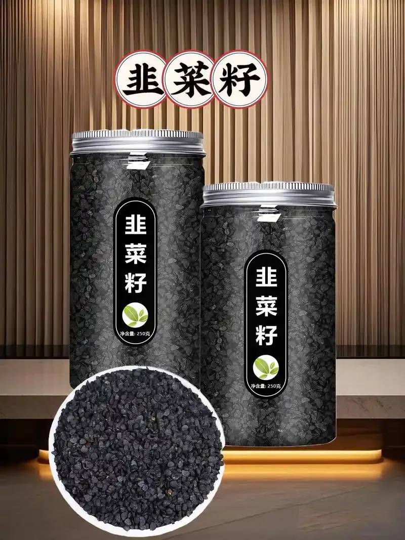一罐清澈琥珀色的韭菜籽泡酒特写，饱满的黑色籽粒悬浮其中，背景是质朴的木桌和绿色香葱。_1