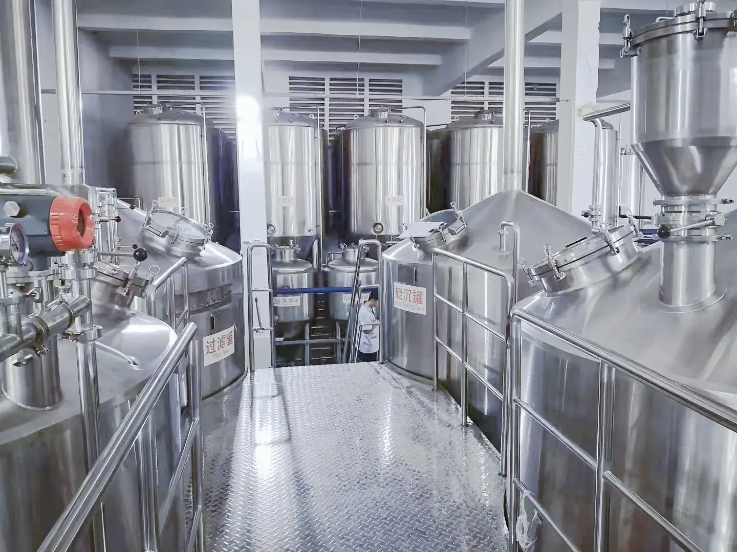 山东酿酒师在车间内检查精酿啤酒不锈钢发酵设备_1