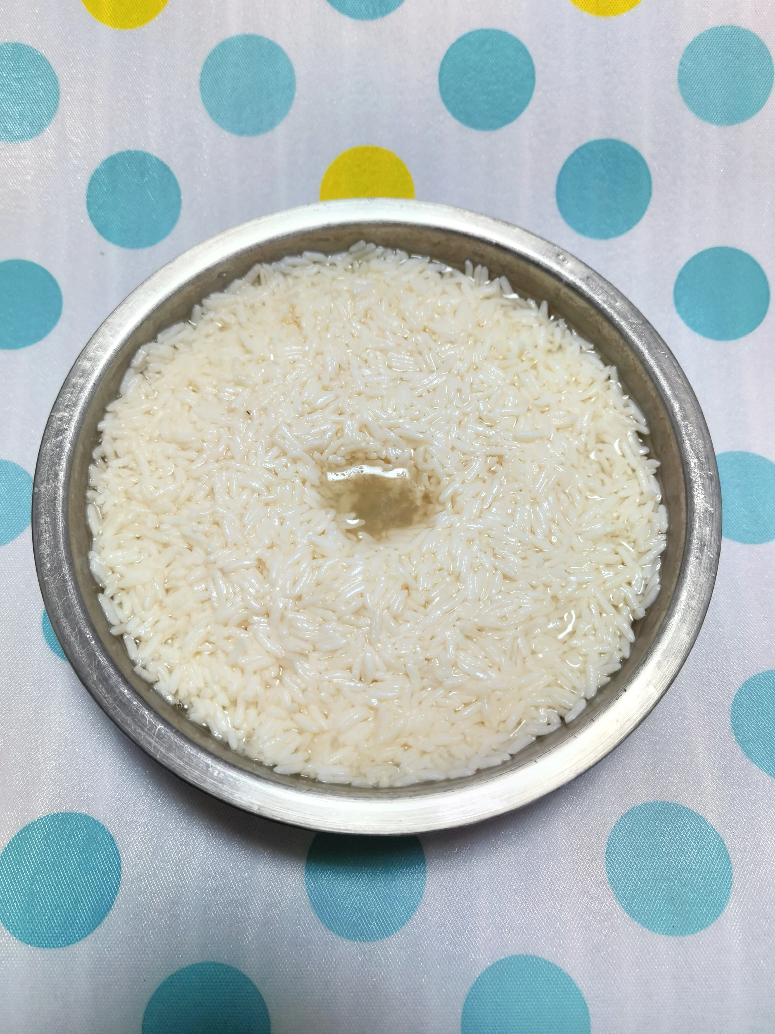 一碗新鲜制作、米粒分明的甜酒酿特写，旁边配有密封保鲜盒，示意正确的保存方式。_1