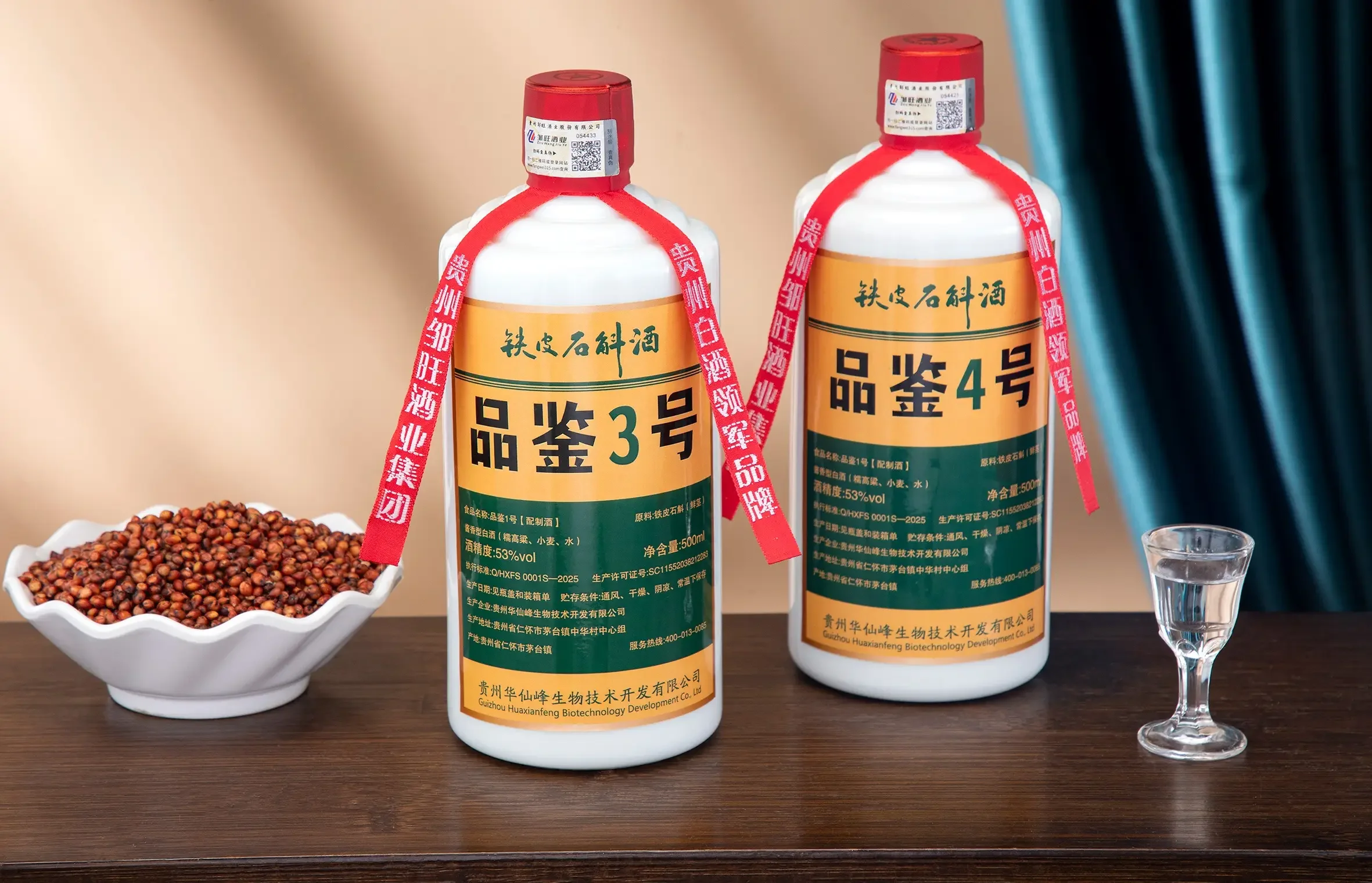 酿酒师在酒库陶坛前品尝基酒，评估酒质_1