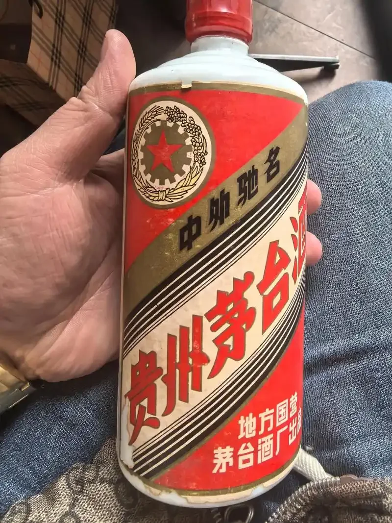 回收酒真假辨别对比图：真酒瓶、假酒瓶、切割瓶口与鉴别工具_1