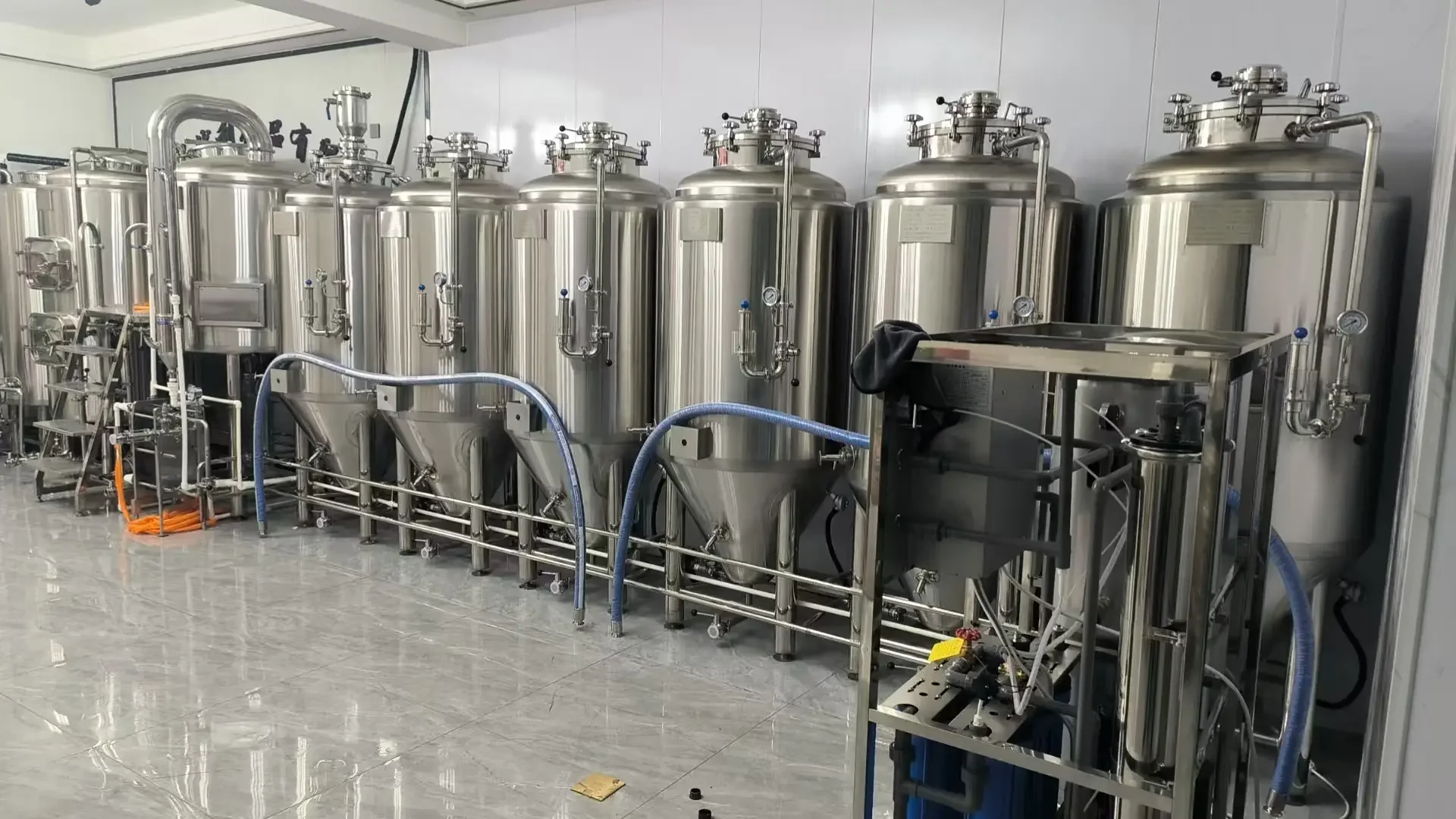 精酿啤酒酿造核心设备桌面展示，包括糖化煮沸锅、发酵罐、比重计和消毒工具。_1