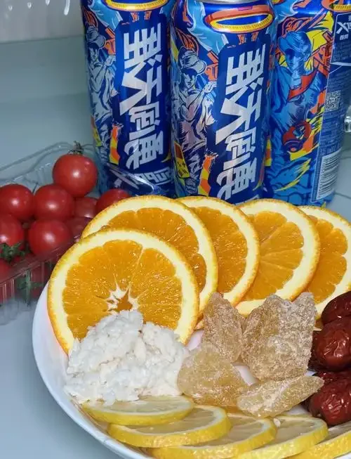 一锅正在小火慢煮的金黄色清澈啤酒，配料可见，旁边有一杯煮好的啤酒，氛围温馨_1