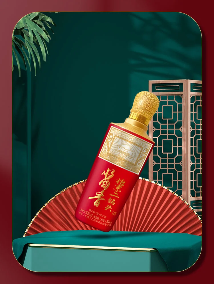 酿酒师的手从陶坛中捧起深褐色酒曲，展现传统酱香酒酿造的核心原料与工艺质感_1