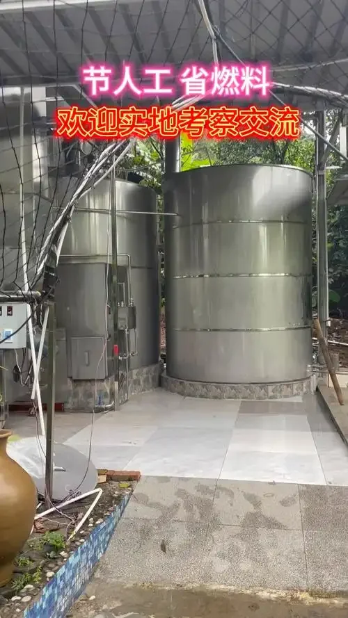酿酒师在家中细心操作小型白酒蒸馏设备，酒液正从冷凝管滴出_1