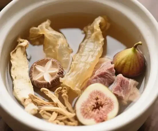 鱼胶泡酒玻璃罐内视图，展示鱼胶与枸杞、当归等多种药材在酒中浸泡的细节_1
