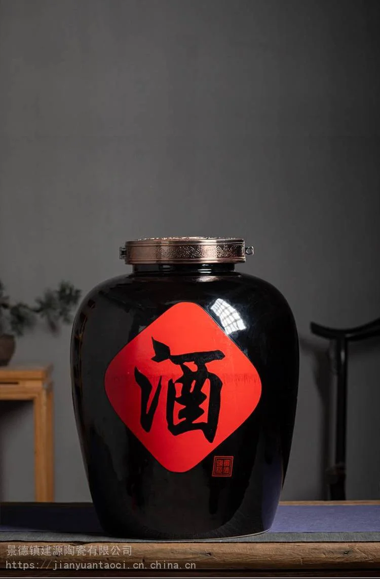 传统酒窖中摆放的多个五百斤陶制酒坛实景图，展示酒坛的釉面质感和储存环境_1