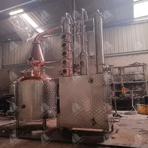 酿酒师在家庭作坊中操作小型不锈钢酿酒蒸馏设备_1