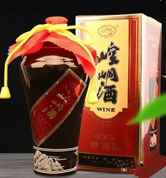 甘肃祁连山风光背景下，金徽酒、皇台酒、滨河九粮液三款代表性白酒的创意展示，展现了甘肃白酒的地域特色。_1