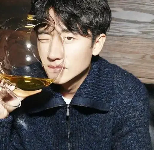 一杯黄轩红酒的特写镜头，旁边是其酒瓶与葡萄、笔记本，用于葡萄酒品鉴与分析。_1