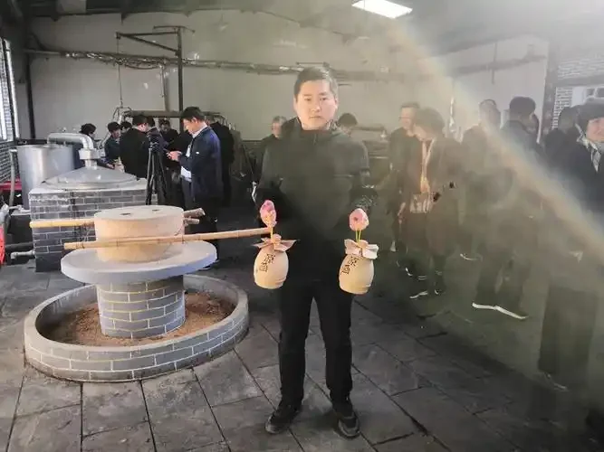 整洁有序的农村小型酿酒作坊内部工作场景展示_1