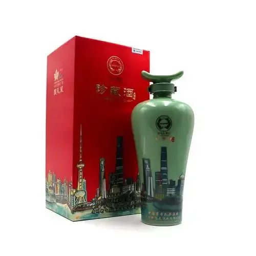 圣窖酒与酒杯、高粱的微距摄影，展示其清澈酒体与酿造文化_1