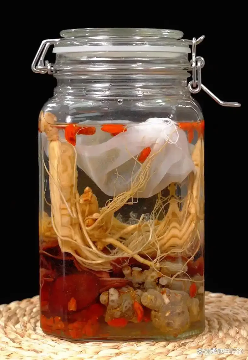 酿酒师在家中挑选枸杞、人参等中药用于泡酒，桌上摆放着玻璃酒坛和工具_1