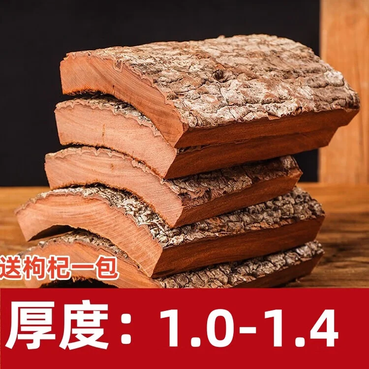 安哥拉传统酿酒师在户外使用陶罐和树皮准备酿造树皮酒_1