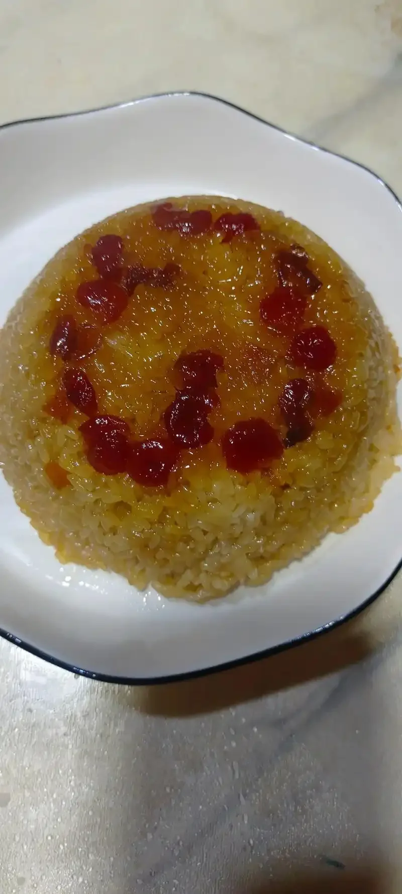 家庭米酒制作第一步：将酒曲均匀拌入微温的白米饭中_1