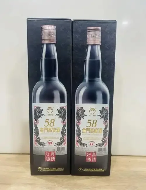 清澈透明的58度金门高粱酒特写，展示其纯净酒体与晶莹质感_1