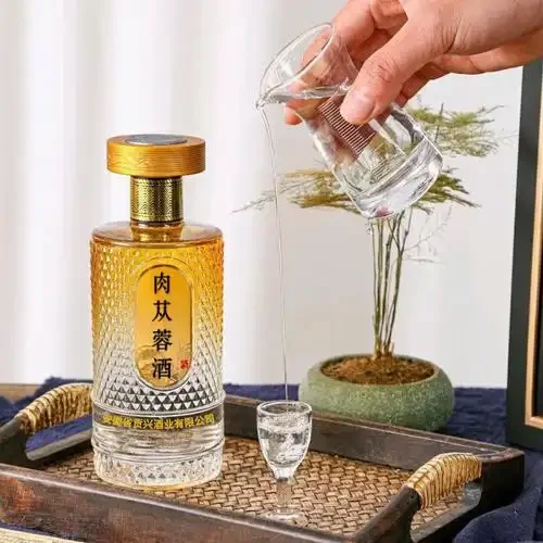 传统陶罐清洗与高品质肉苁蓉、黄酒特写，展现泡酒前的准备工作_1
