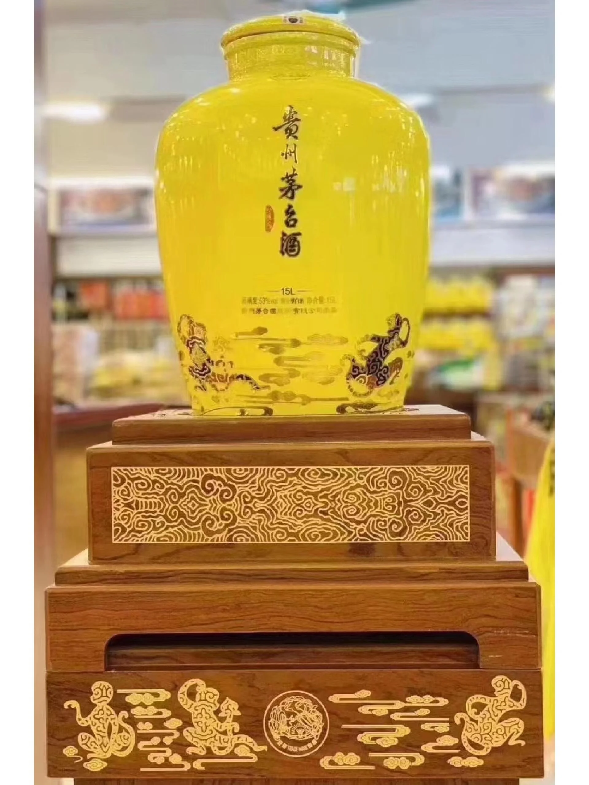 酿酒师正在从标识为全德的陶坛中取样酒液，用于观察和品鉴_1