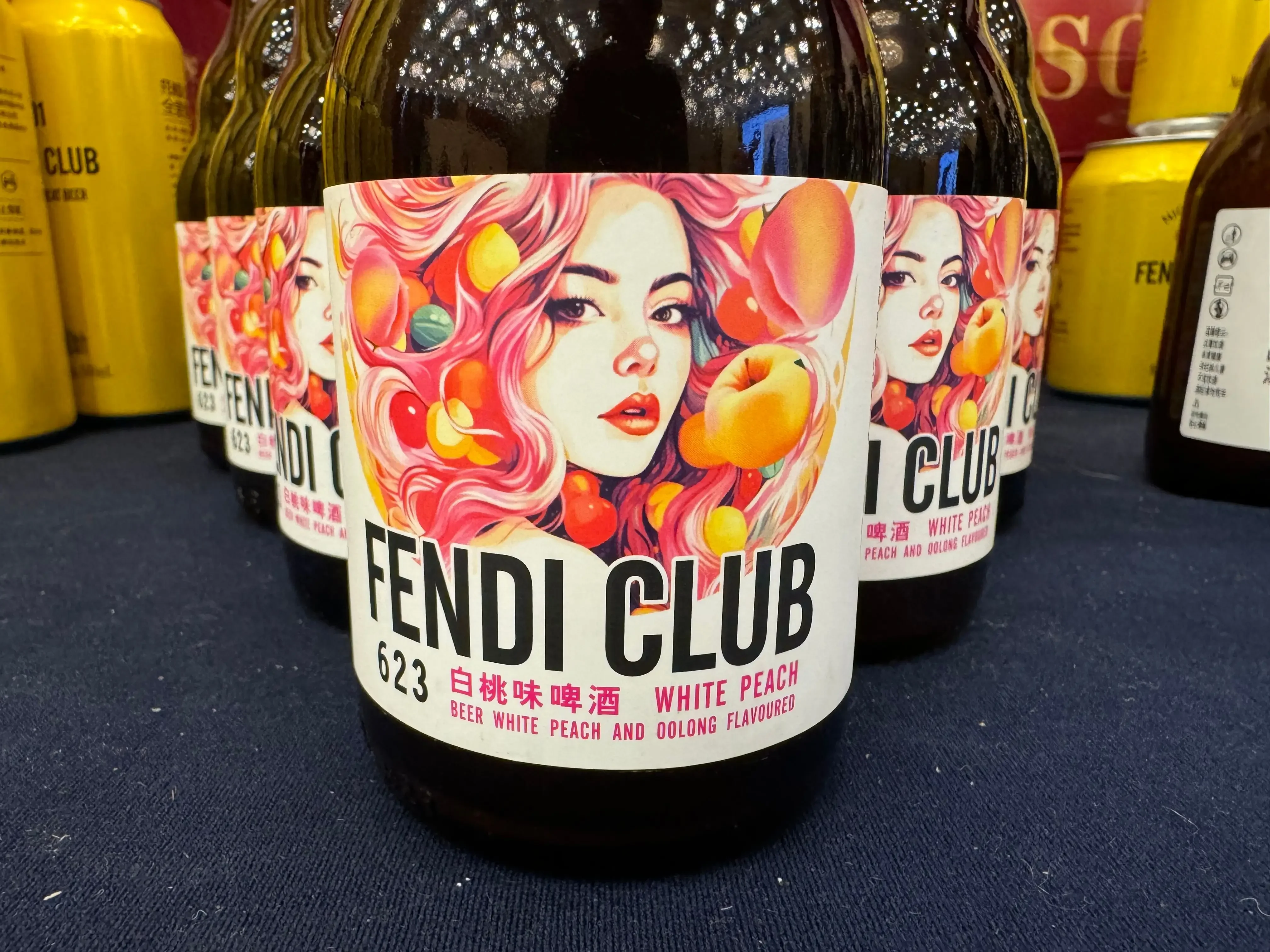 适合女生品尝的三款精酿啤酒特写：粉红果啤、金黄小麦啤和琥珀色奶油艾尔，搭配水果与坚果，置于温馨木桌上。_1