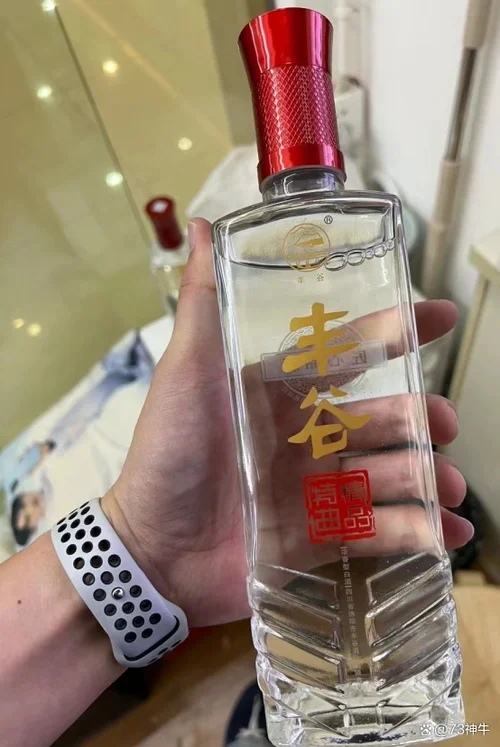 白酒安全运输包装过程实拍：气泡膜、保鲜膜、缓冲材料等包装工具环绕着已包裹好的酒瓶，展示专业打包步骤。_1
