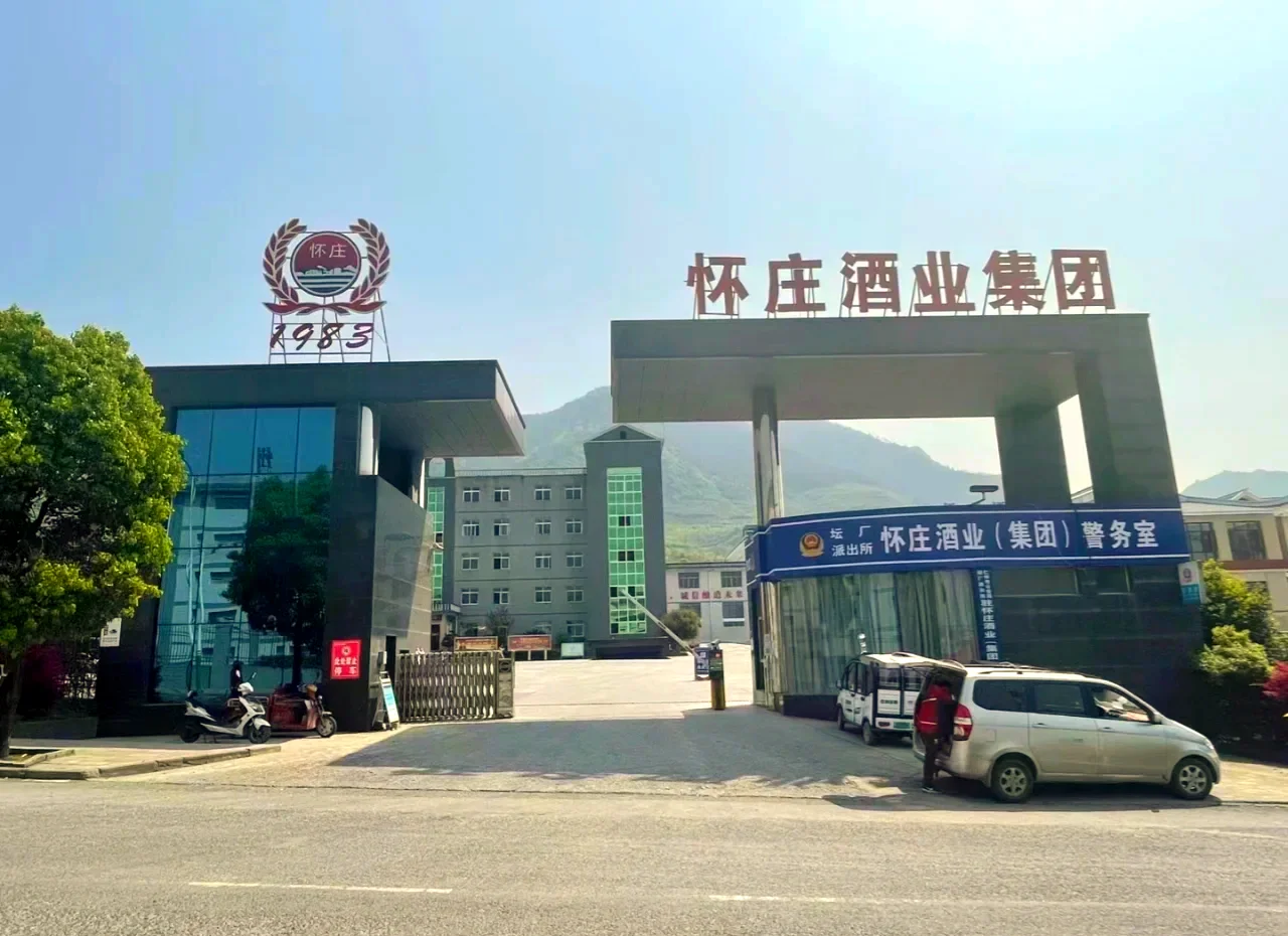 茅台镇传统酱香酒厂清晨俯瞰图，展示梯级车间、工人下沙作业与赤水河环境_1