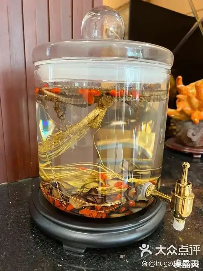 一个装有干海马、枸杞和红枣的透明泡酒罐，展示海马泡酒的理想状态。_1