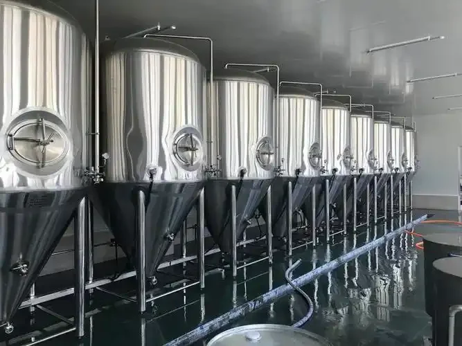 山西家庭自酿啤酒设备实拍：煮沸桶、发酵桶、冷却器及测量工具在操作台上的有序陈列_1