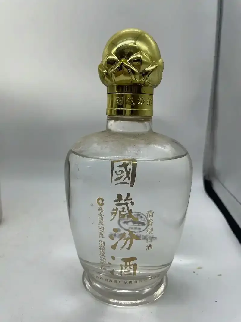清香型白酒酿造核心设备地缸的特写，展示传统发酵环境的洁净与专业。_1