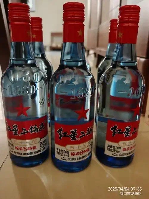 一杯代表传统纯粮酒与一杯代表现代工艺白酒的对比微距照片，背景是粮食与工业原料的虚化对比_1