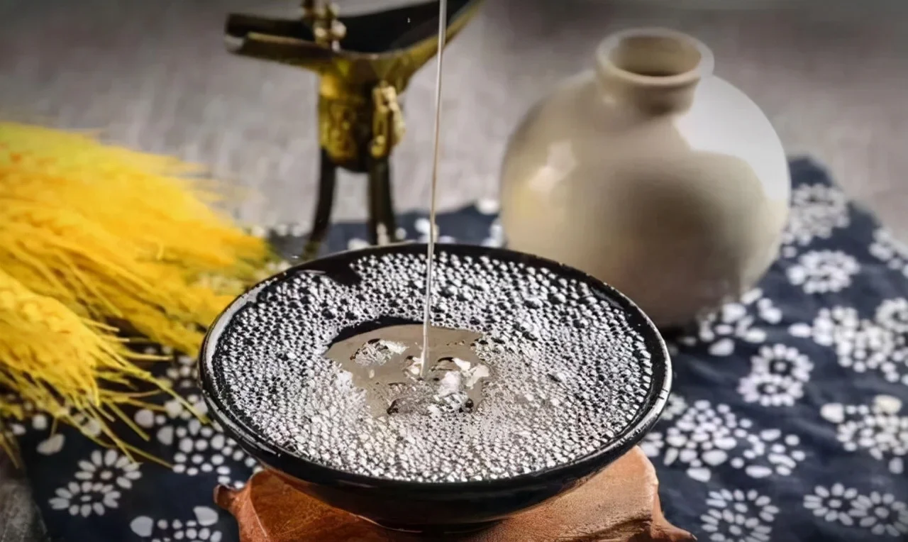 一瓶正立存放于木质酒柜中的白酒，展示了正确的家庭存放姿态。_1