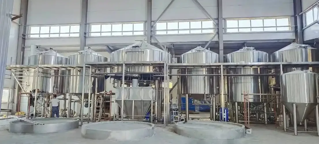 现代精酿啤酒厂糖化车间内部图，展示不锈钢糖化与煮沸设备及酿酒师工作场景_1