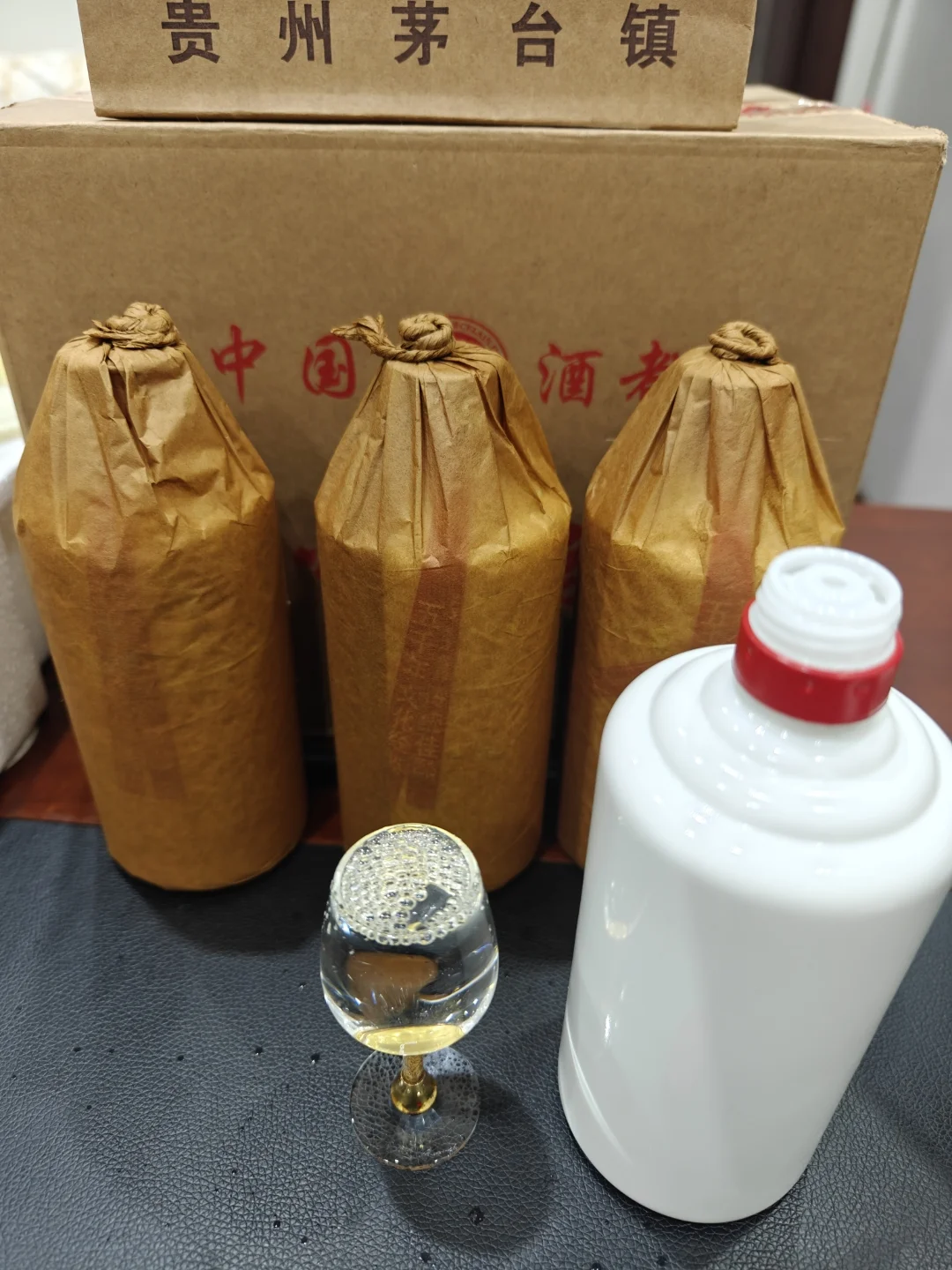 资深酿酒师在品鉴三款800元价位酱香型白酒的场景_1