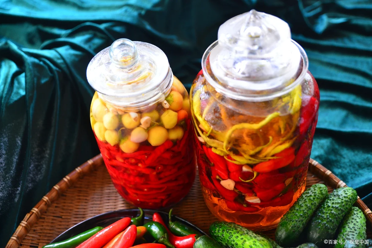 家庭自制枸杞蜂蜜泡酒特写，玻璃罐中琥珀色酒液与红色枸杞交相辉映_1