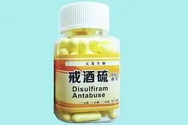 一位下定决心戒酒的男士，选择用白水替代酒精，在阳光下的安静环境中进行自我调整_1